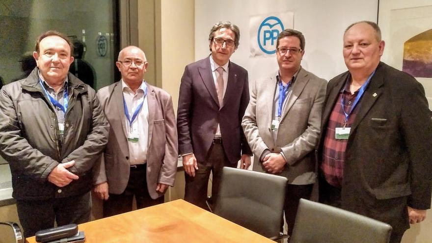 Reunión de la Confederación con representantes políticos en el Congreso.