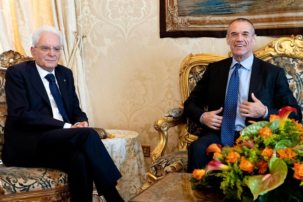 ROMA (ITALIA), 28/05/2018.- Carlo Cottarelli (derecha en la foto), nombrado primer ministro designado por el presidente de Italia, Sergio Mattarella, que le ha encargado formar Gobierno. La reunión se ha producido en el Palacio Quirinal.