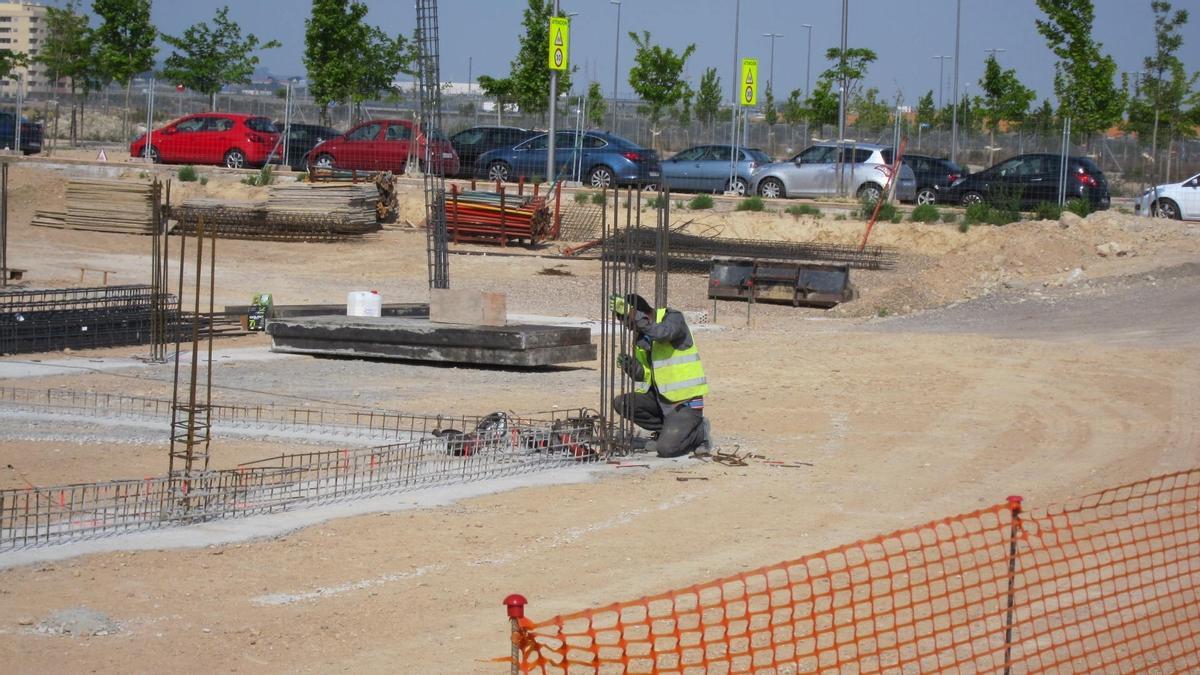 Un obrero en una construcción, en una imagen de archivo