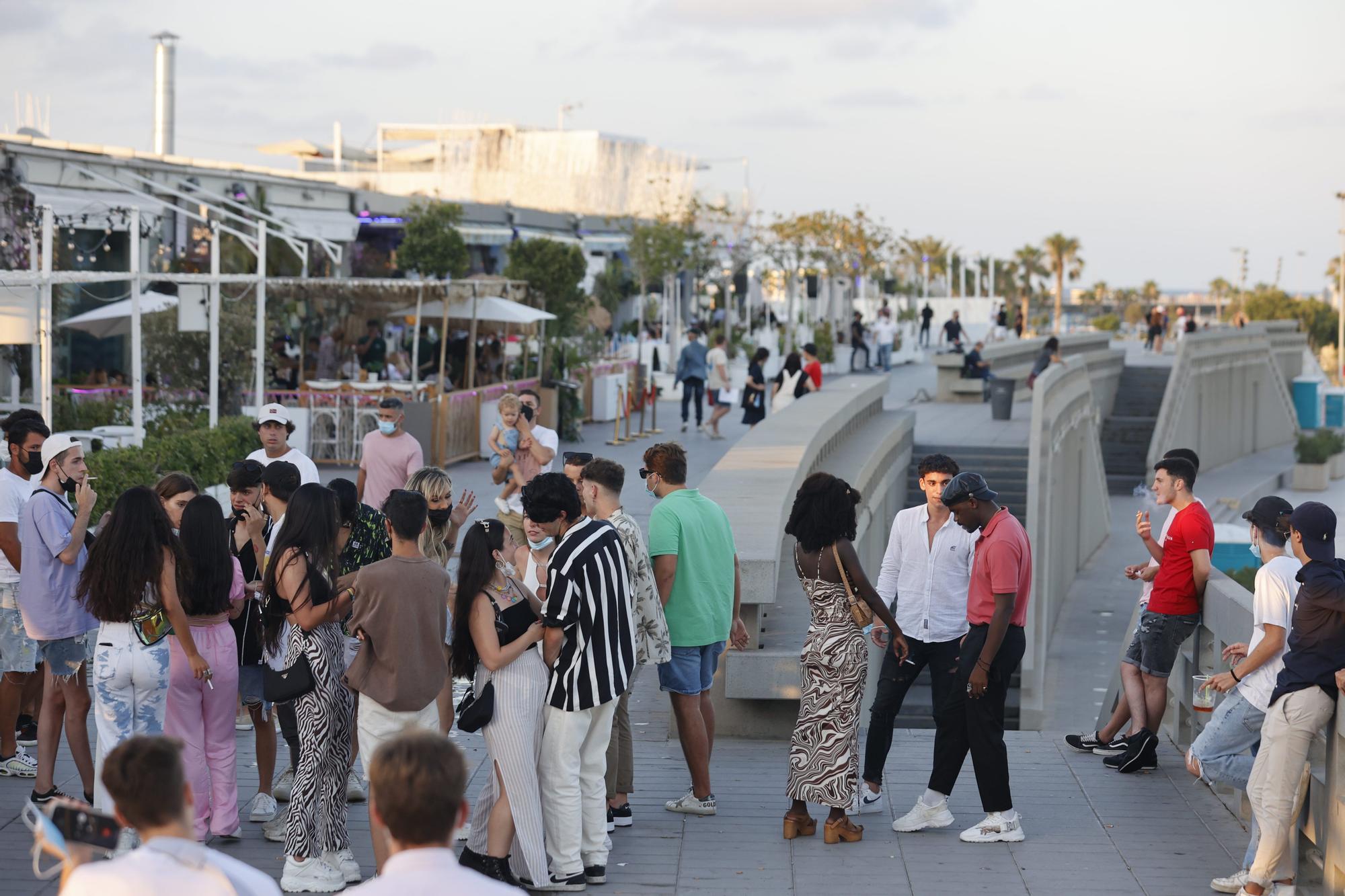 Ambiente en las zonas de ocio de La Marina y Honduras el día que se anuncian nuevas restricciones