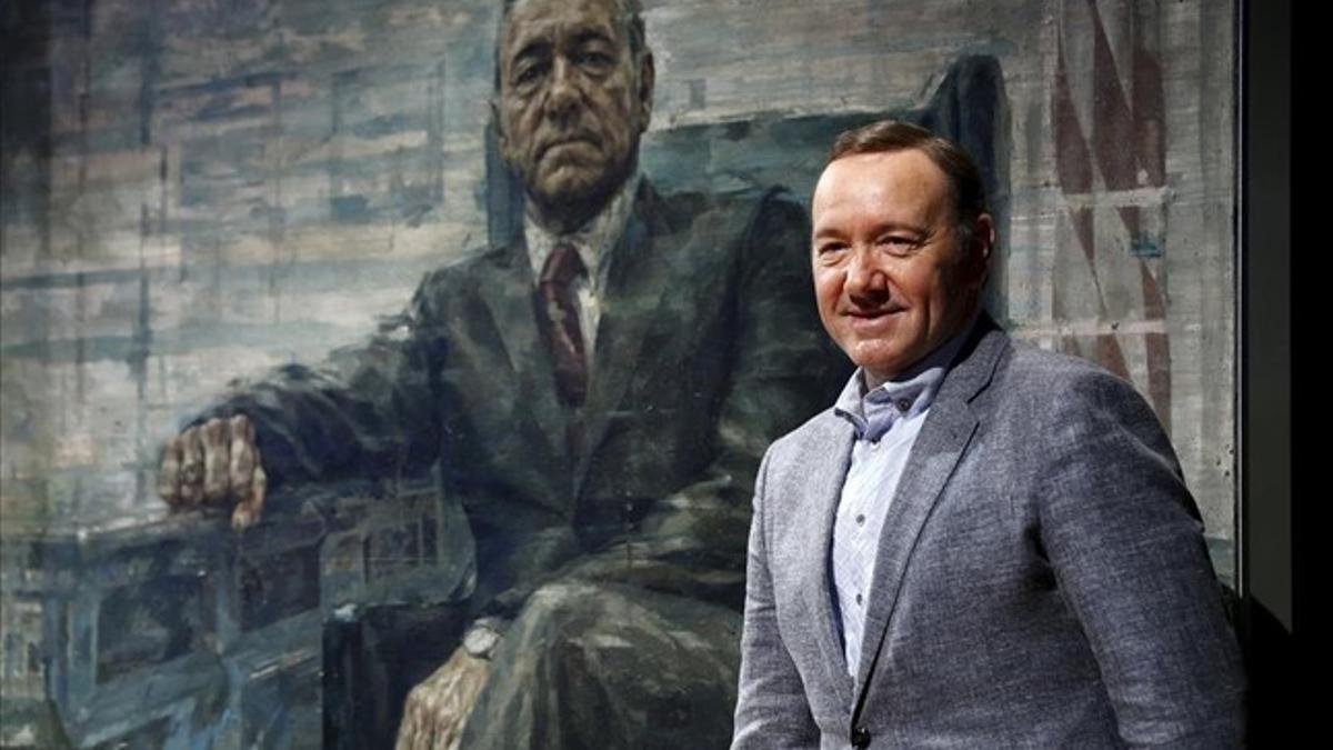 fimedio32900217 actor kevin spacey stands beside a portrait of his160223124857