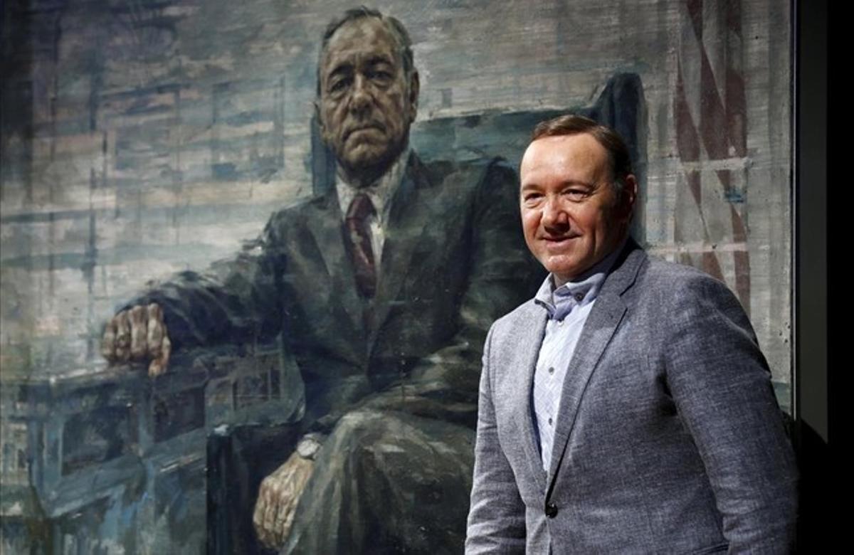 Kevin Spacey, a la Galeria Nacional de Retrats dels EUA, davant el seu retrat en la pell del fictici president Francis Underwood a ’House of cards’.