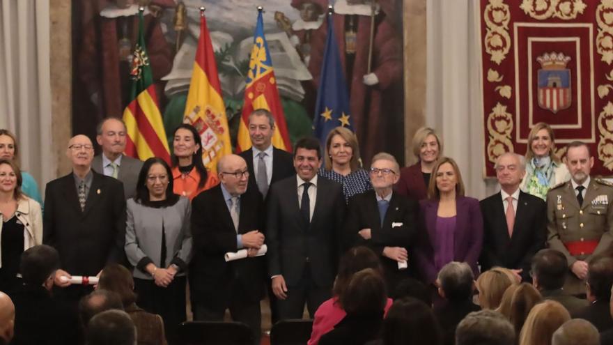 Mazón, con autoridades y premiados,durante el acto de la Generalitatpara celebrar el Día de laConstitución en Castellón