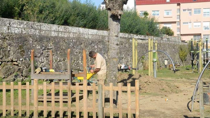 Un operario, ayer, iniciando los trabajos en el parque. // Gonzalo Núñez