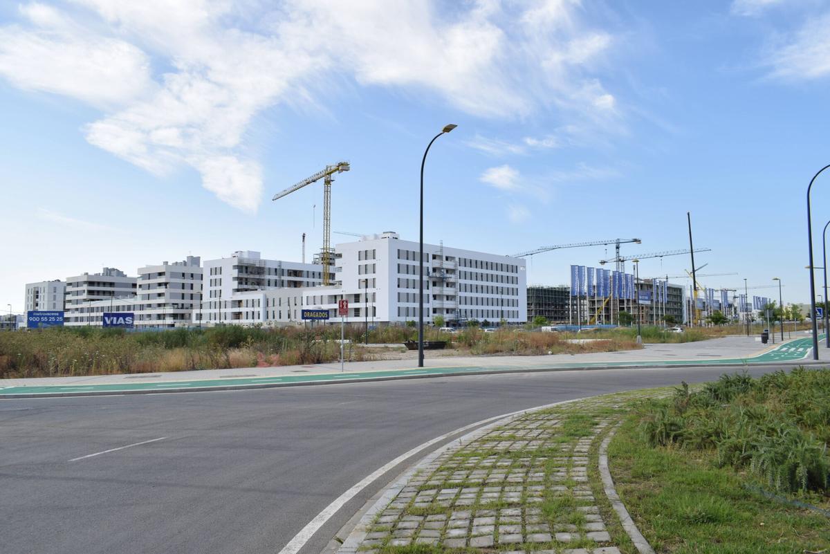 Las grúas son las protagonistas en distintos desarrollos residenciales que se llevan a cabo en el área metropolitana de Sevilla.
