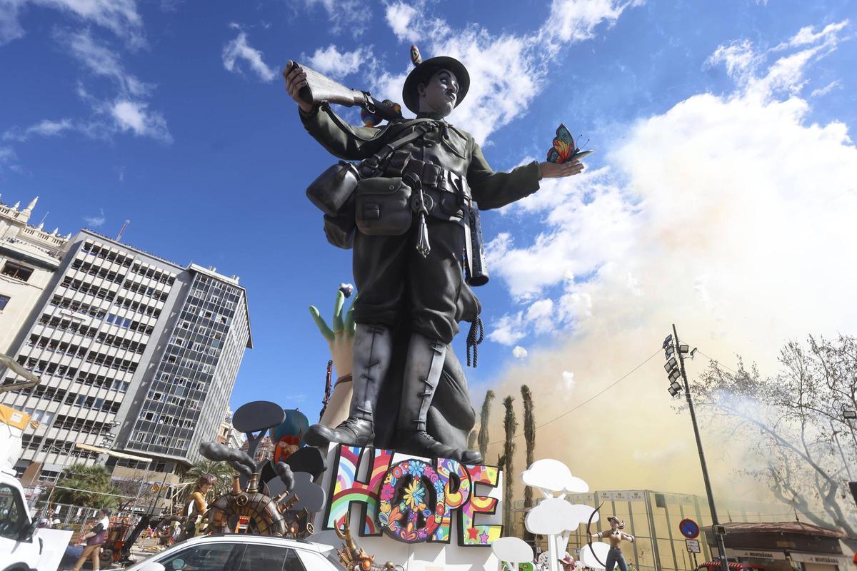 El gigante soldado de Charles Chaplin, en la Plaza del Ayuntamiento.