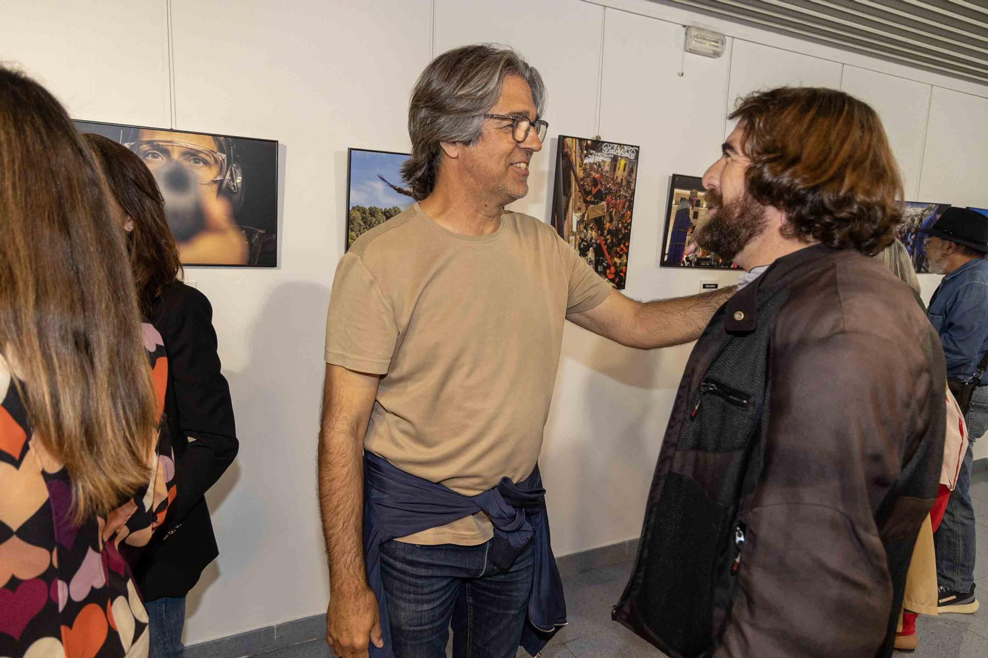 lleno total en la inauguración de INFotoperiodistas 2024,. un año de fotografía de prensa en Alicante