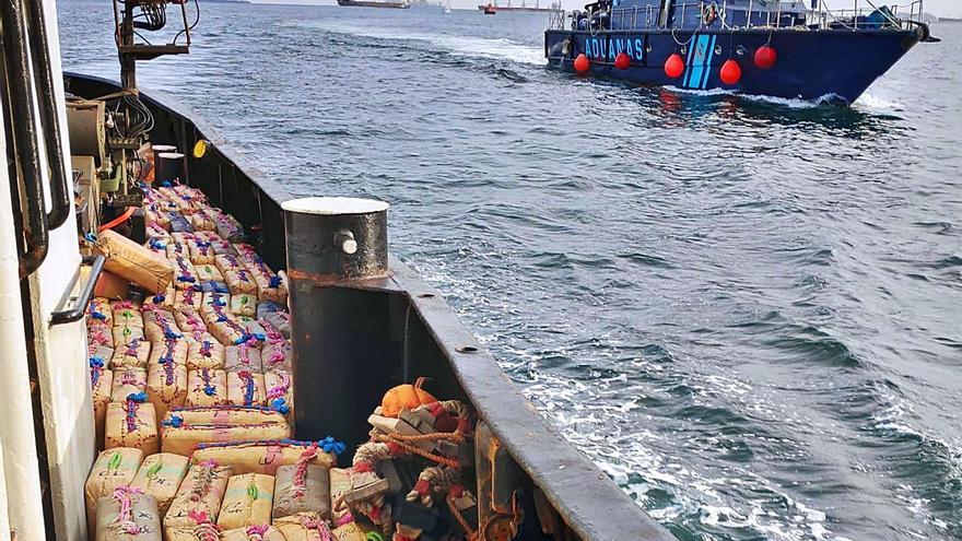 La patrullera de Vigilancia Aduanera ‘Sacre’, junto al ‘Cyklop 1’, el buque interceptado con 18.000 kilos de hachís.