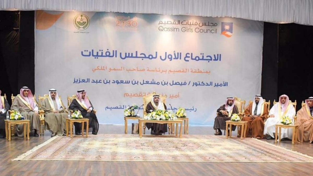 Solo hombres en la fotografía del Consejo de Jóvenes de Qassim, en Arabia Saudí.