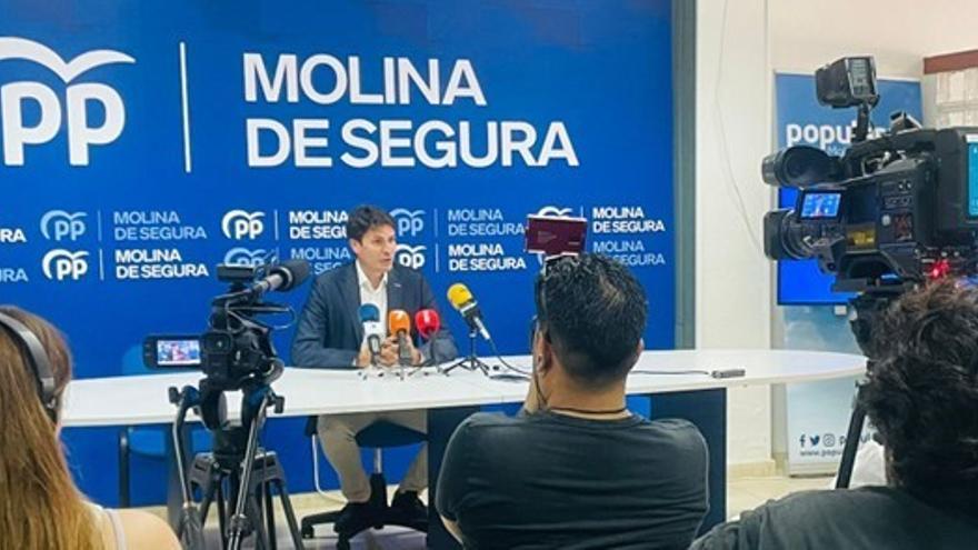 El PP de Molina plantea a Vox crear una mesa de negociación para gobernar en coalición