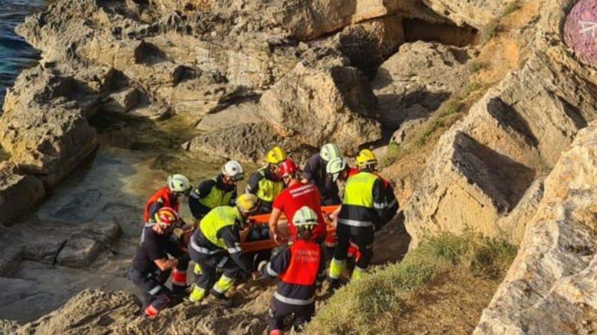 Los servicios de rescate atienden a la víctima en Son Verí.