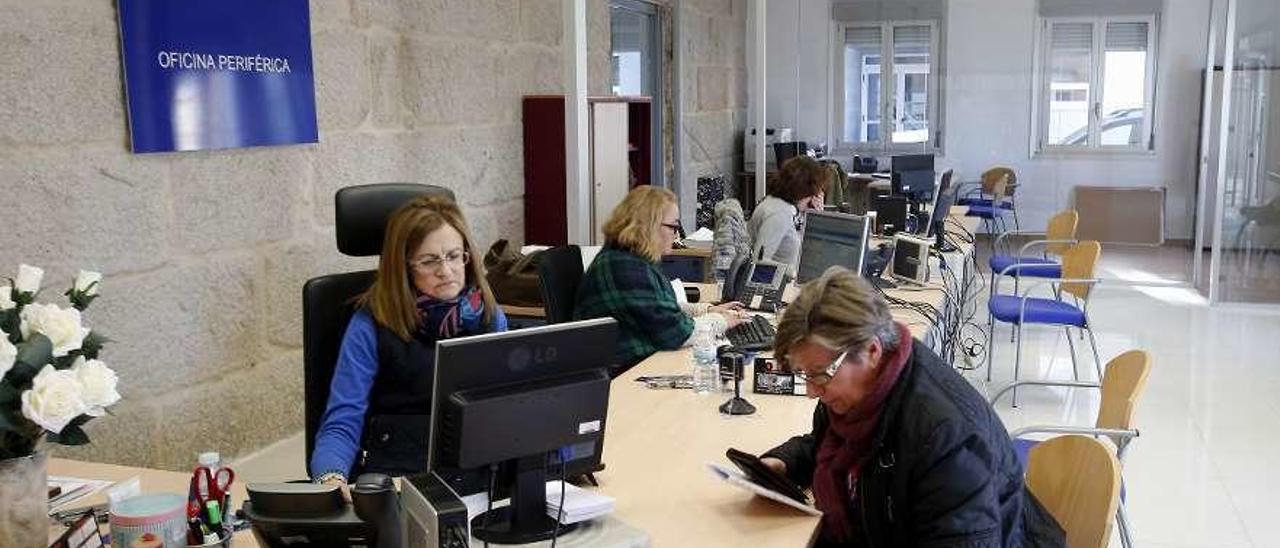 Una oficina del servicio económico de la Diputación de Pontevedra en Cangas. // Marta G. Brea