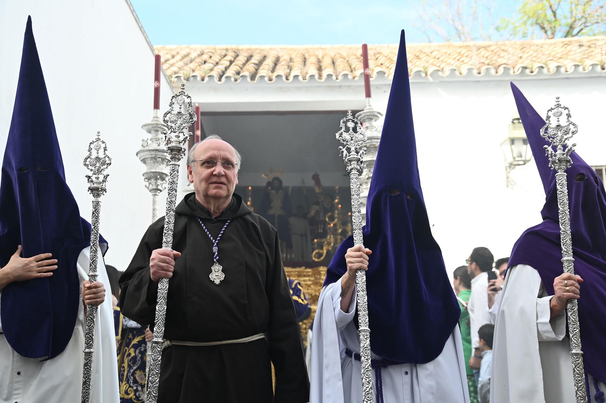 La Plaza de Capuchinos da salida a la Hermandad de la Sangre