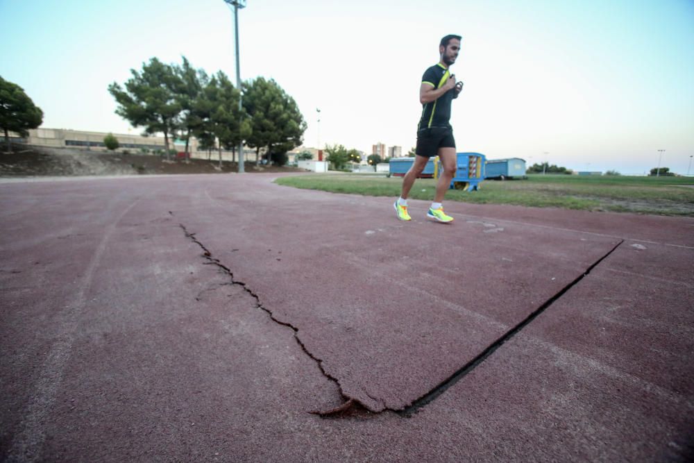 Así está la pista del polideportivo municipal