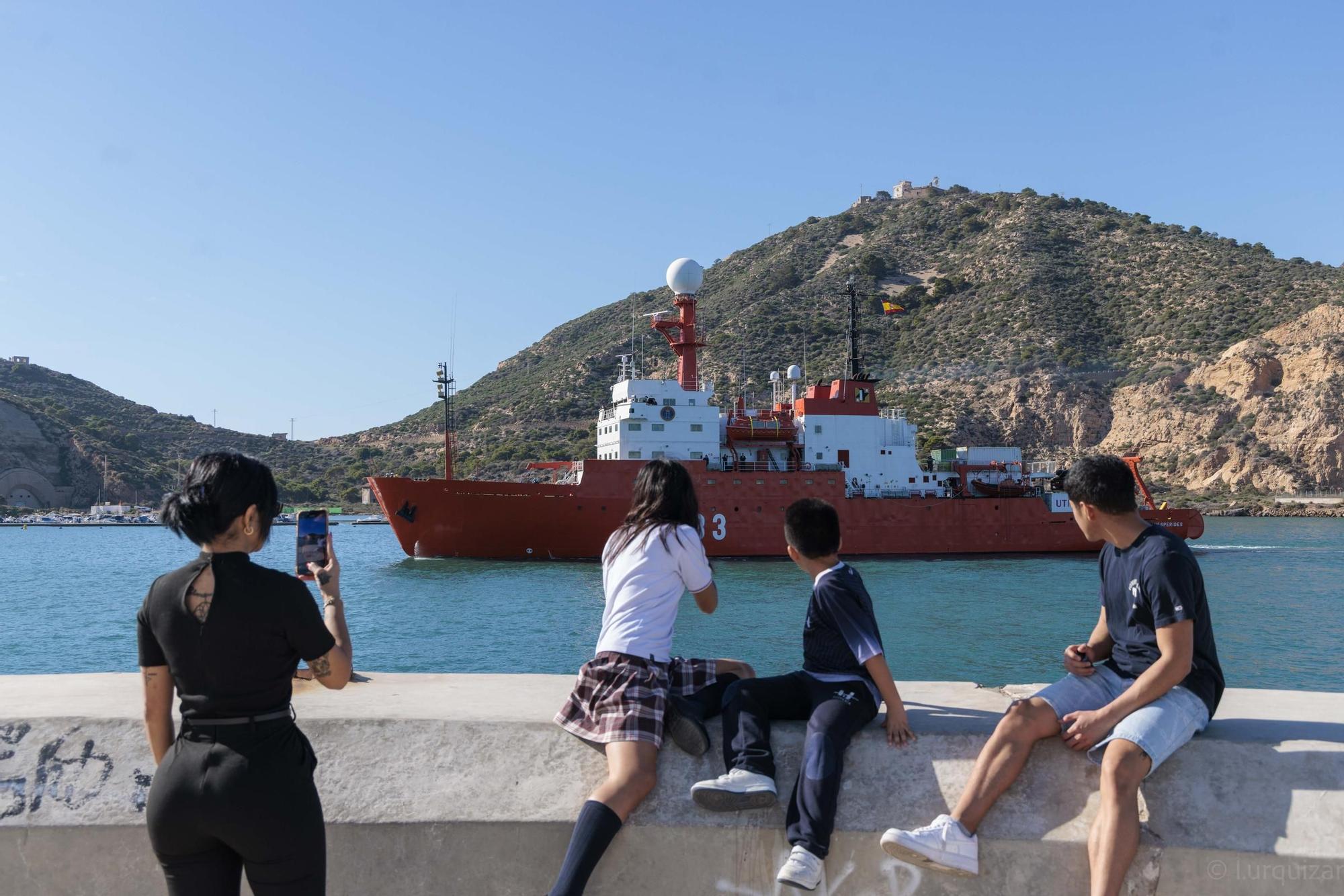Las imágenes de la despedida del buque Hespérides en Cartagena