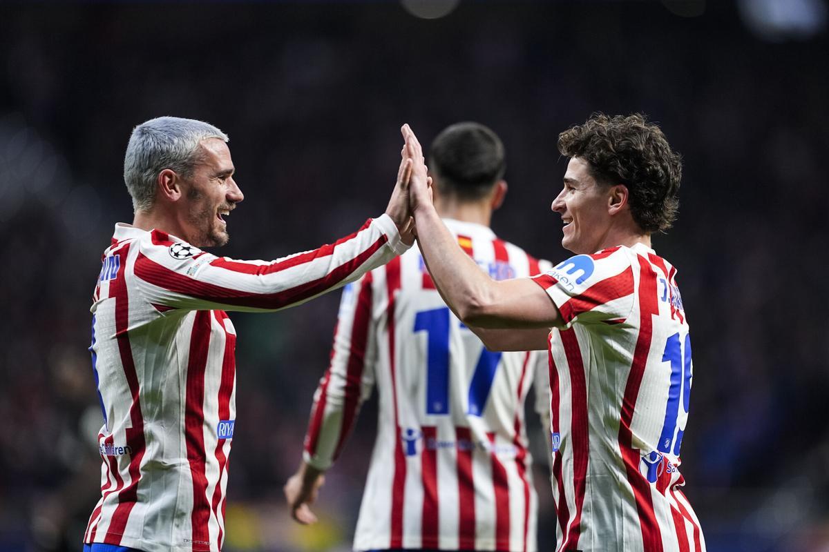Griezmann y Julián Álvarez celebran uno de los goles del Atlético en los octavos de la Champions