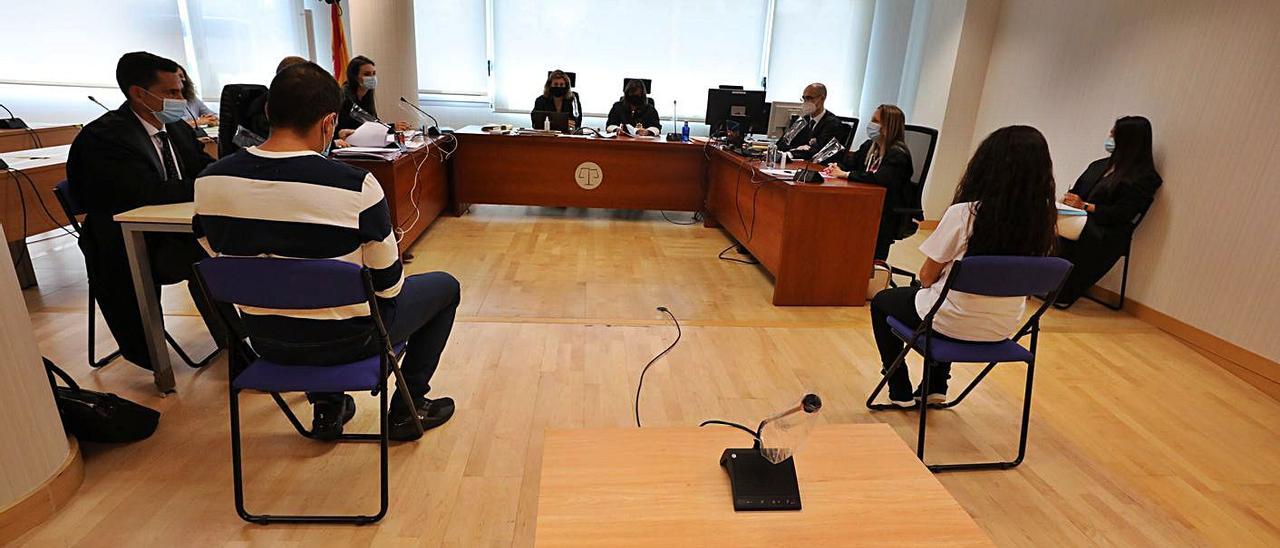 Los dos acusados sentados de espaldas en el banquillo en el juicio celebrado en Elche.