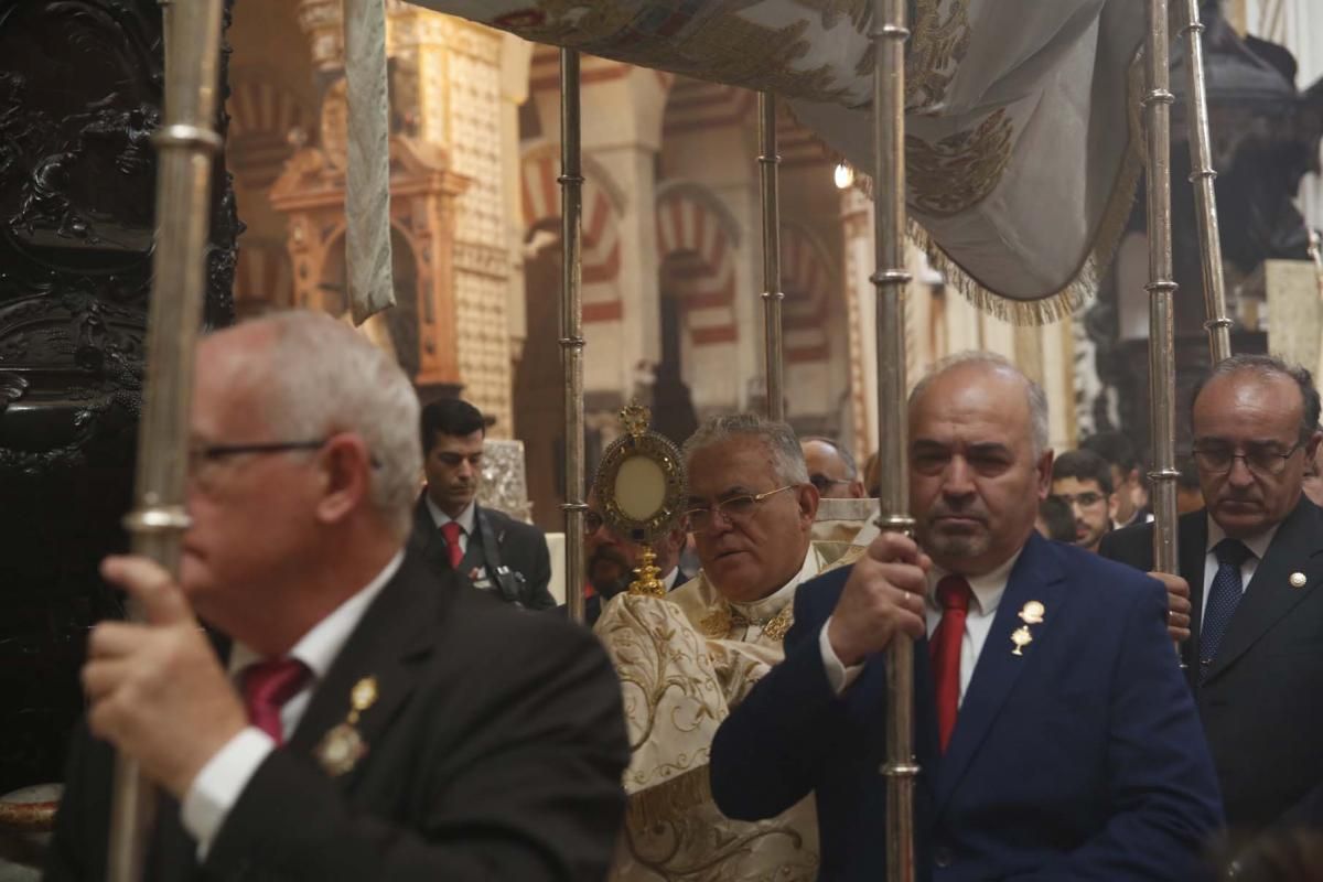 El Corpus recorre las inmediaciones de la Mezquita-Catedral