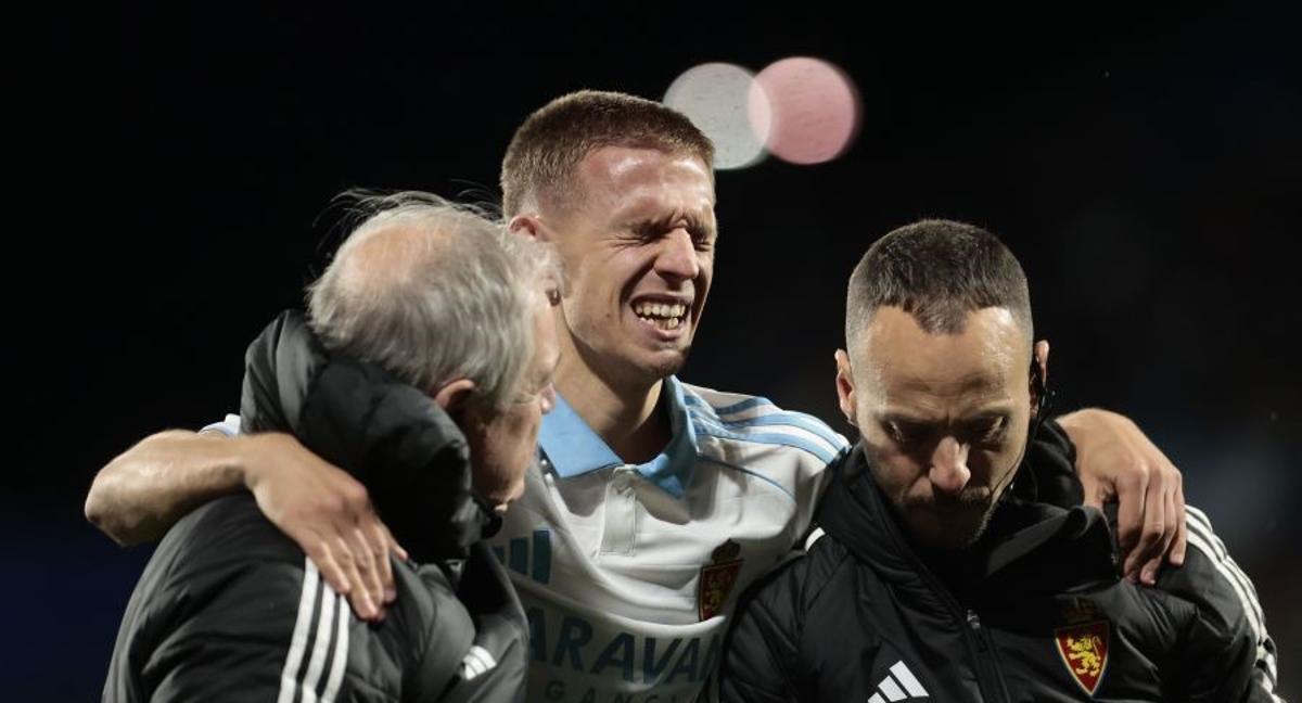 Cumic se retira dolorido acompañado de un fisio y del médico, Luis García Melchor.