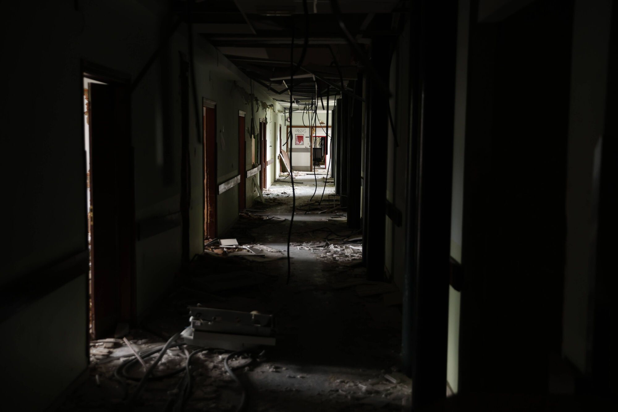 EN IMÁGENES: Viaje al interior del viejo HUCA, desvalijado y vandalizado por su abandono