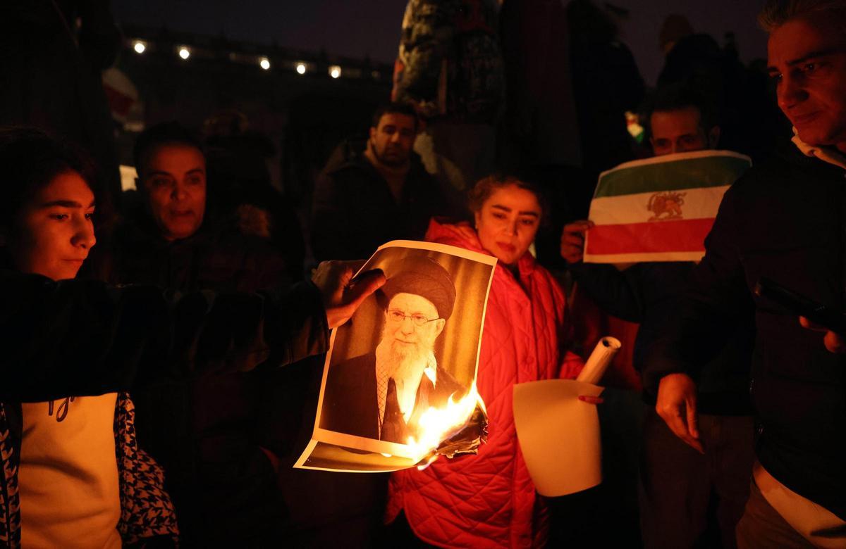 El régimen teocrático de Irán podría tener los días contados.