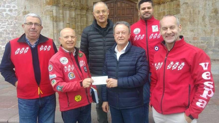 El Club Vespa Llanes entrega a Cáritas un cheque de 1.000 euros