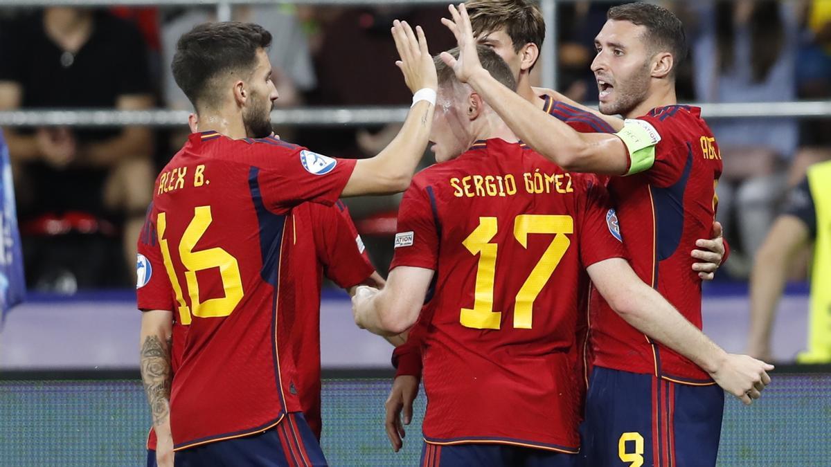 Los jugadores de la selección española celebran el tanto de Abel Ruiz ante Ucrania.