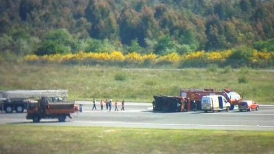 Imagen del camión de bomberos que volcó ayer por la mañana en Lavacolla.