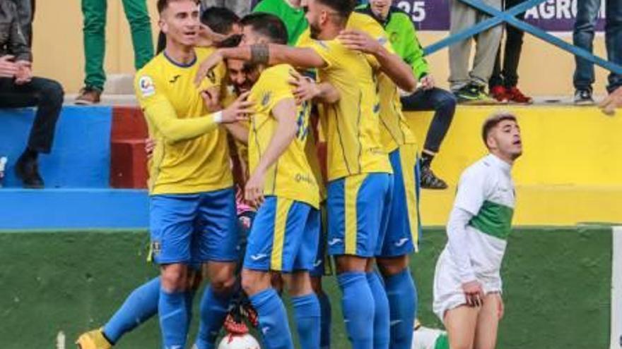 Los jugadores del Orihuela celebran un gol.