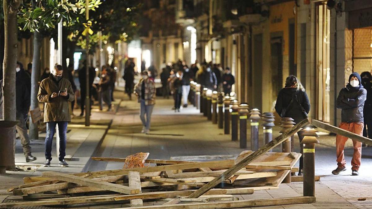 Diverses persones, al costat d&#039;una barricada al centre de Girona.