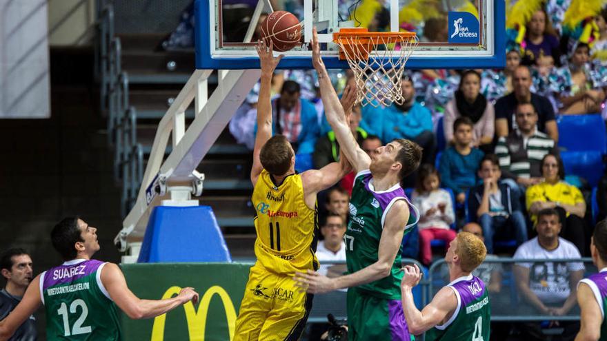 El Unicaja rindió a gran nivel en defensa, con un Fran Vázquez que recuperó sus sensaciones, y fue importante en el triunfo en La Laguna ante el Iberostar Tenerife.