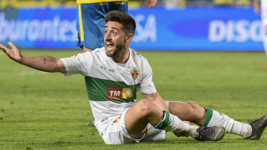 Nacho Gil protesta jugada en el partido frente a Las Palmas