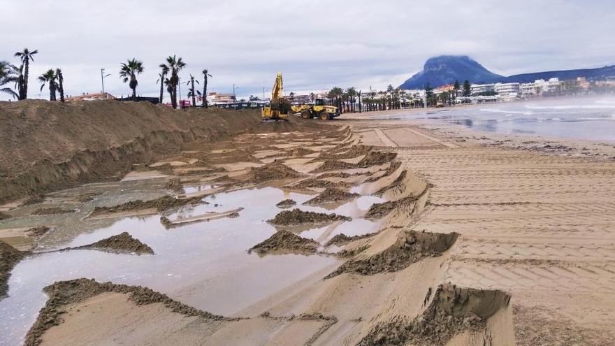 Xàbia levanta contra reloj el dique del Arenal para frenar el temporal