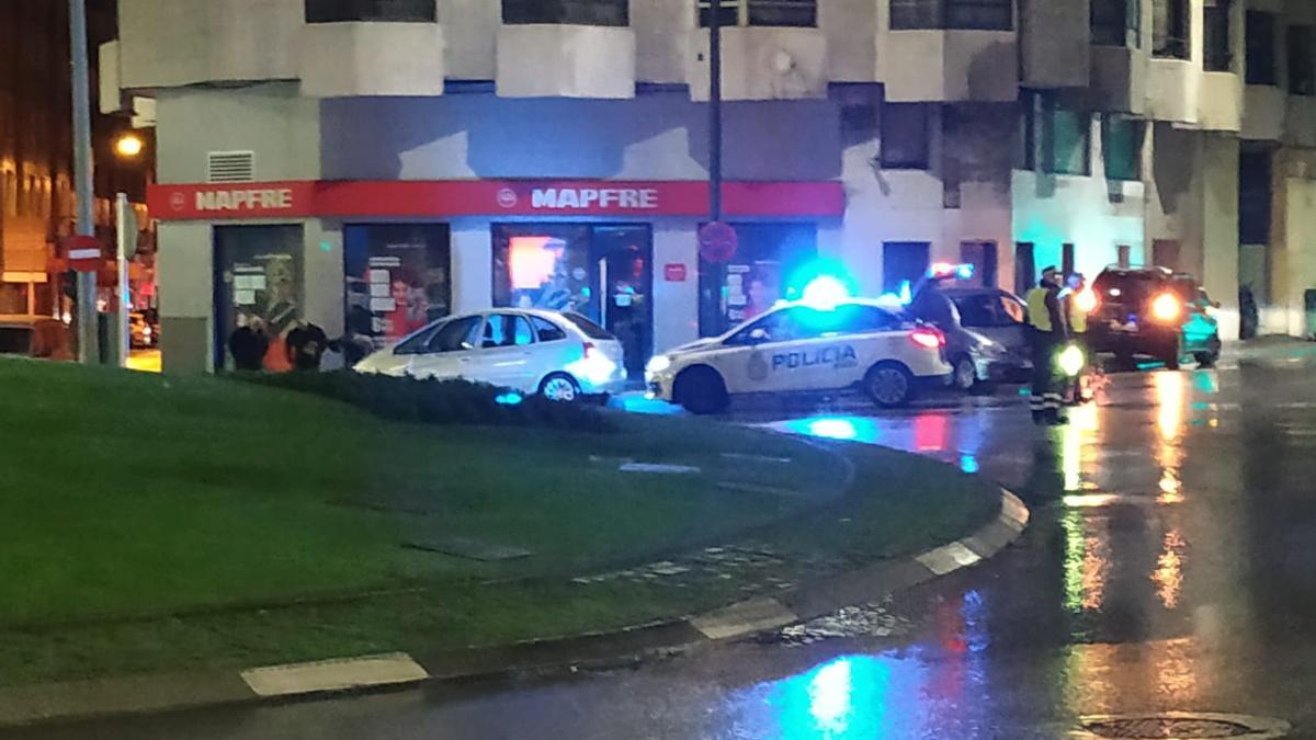 Los coches implicados en el choque en la rotonda de los Oficios