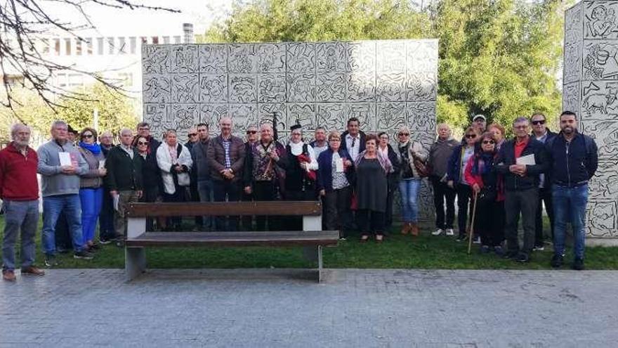 Los visitantes de Canarias junto a miembros de la corporación y Manxadoira, ayer delante de la escultura &quot;Inés-Palmira&quot; de José Solla en la Praza Massó de Bueu. // S.Á.