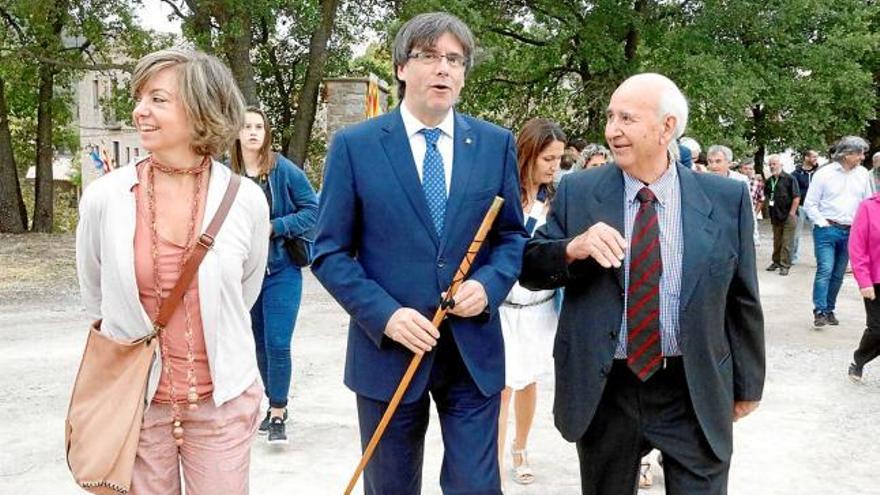 La consellera Meritxell Borràs; el President, Carles Puigdemont, i l&#039;alcalde d&#039;Aguilar, Valentí Riera, ahir