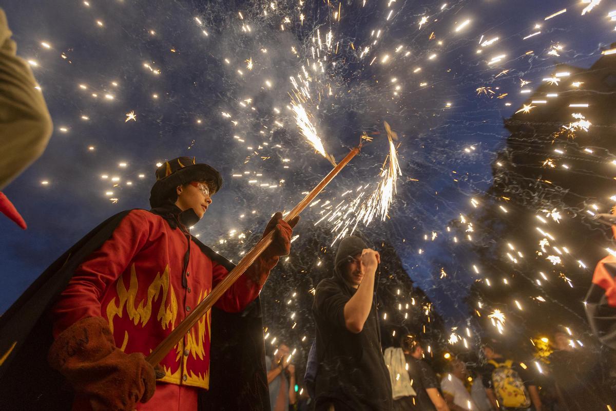 Los diables incendian el Passeig de Gràcia durante el correfoc de la Mercè.