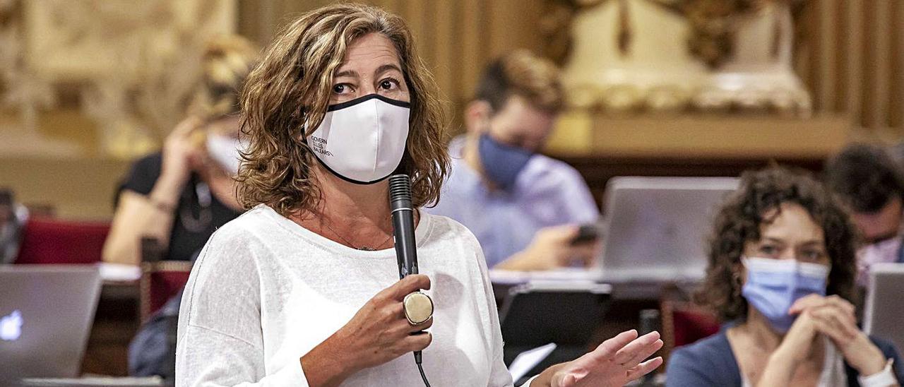 Francina Armengol, durante su intervención de ayer en el Parlament sobre el REB.