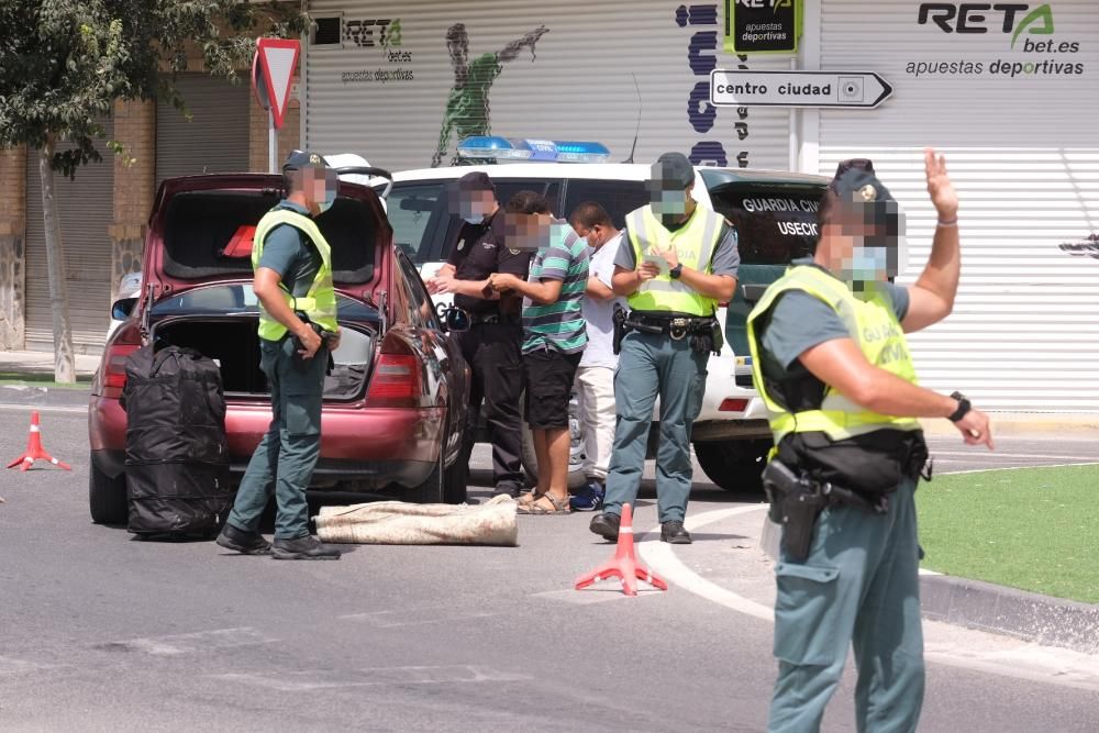 Despliegue de la Guardia Civil en el barrio del Rincón de Redován para poner coto a la venta al menudeo de droga