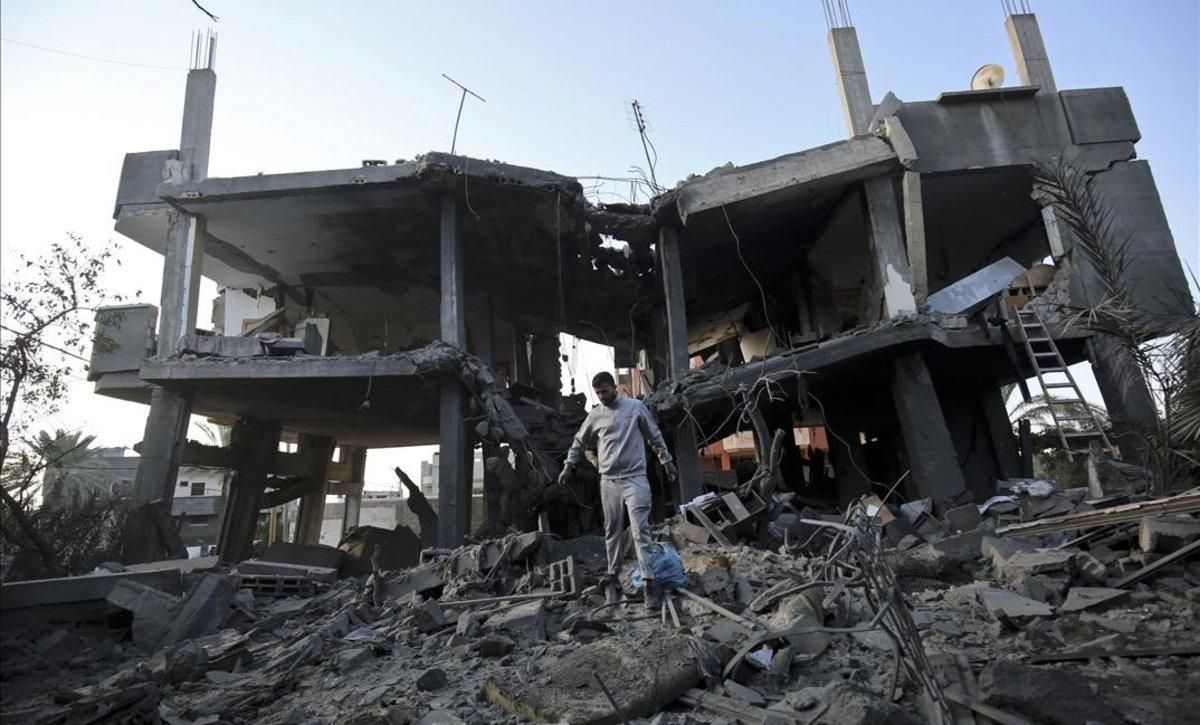 zentauroepp45879747 topshot   palestinians walk amidst rubble of a  building tha181113105009