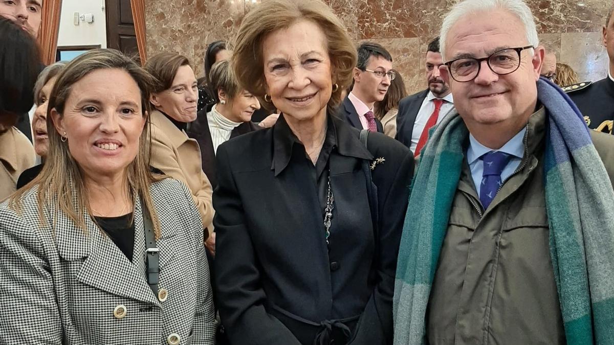 Los doctores Aurora Páez y Julián de la Torre, con la reina Doña Sofía.