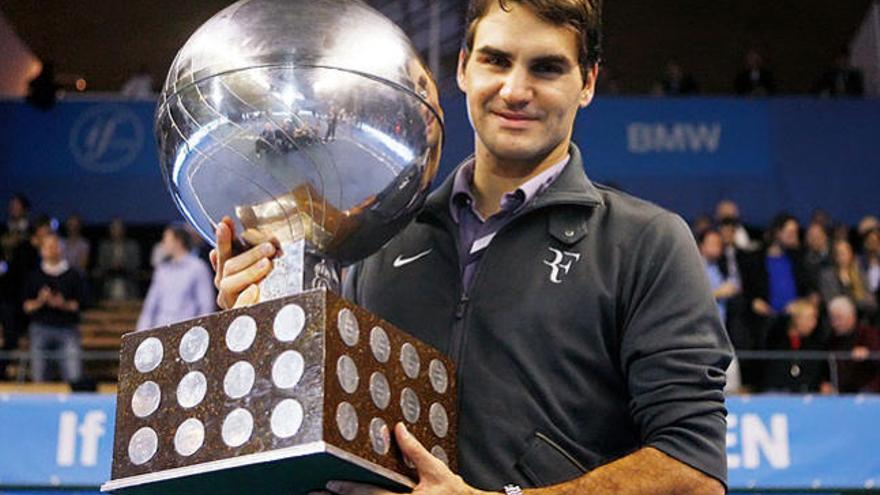 Roger Federer, con el trofeo de ganador del torneo de Estocolmo