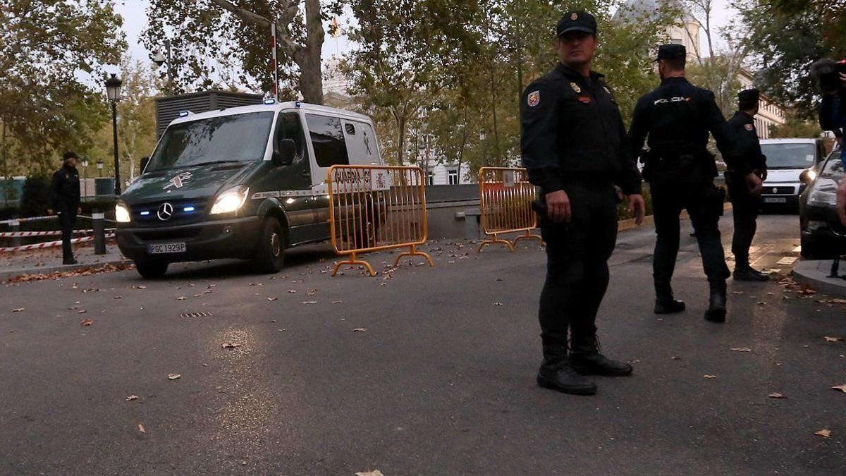 Salida de los furgones policiales que trasladaron a los 'exconsellers' a prisión.