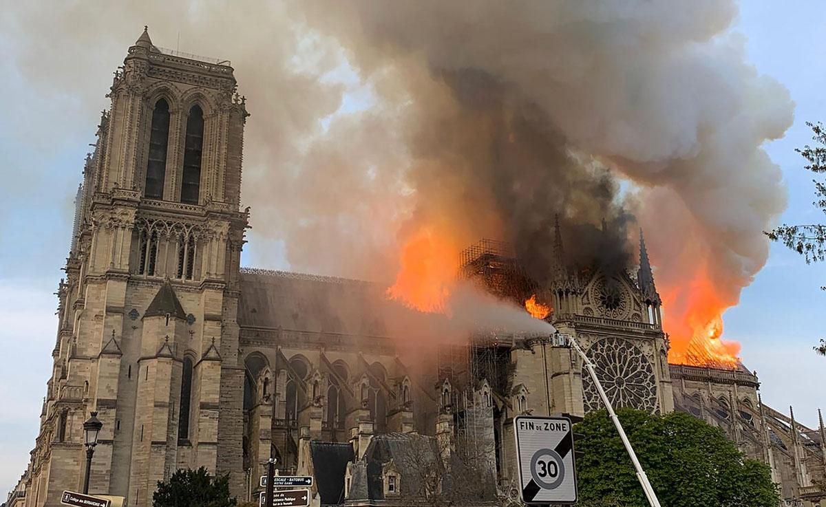 Incendio en la Catedral de Nôtre Dame