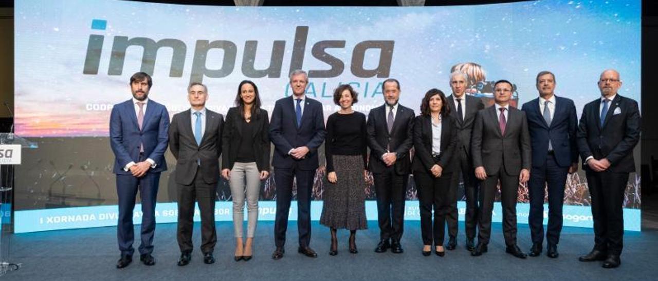 De izquierda a derecha, el director de Reganosa, Emilio Bruquetas; el miembro del comité técnico de Impulsa por Abanca, Juan Luis Vargas- Zúñiga; la directora de Impulsa, Enyd López; el presidente de la Xunta, Alfonso Rueda; la directora de Nuevos Negocios de Naturgy, Silvia S. Joaquín; el presidente de Abanca, Juan Carlos Escotet; la directora de la refinería de A Coruña-Repsol, Natalia Barreiro; el vicepresidente primero, Francisco Conde; el conselleiro de Medio Rural, José González; el vicepresidente del comité ejecutivo de Altri, Van Zeller y el responsable de la Asesoría Jurídica de Abanca, Eduardo Cortizo. |   // L.O.