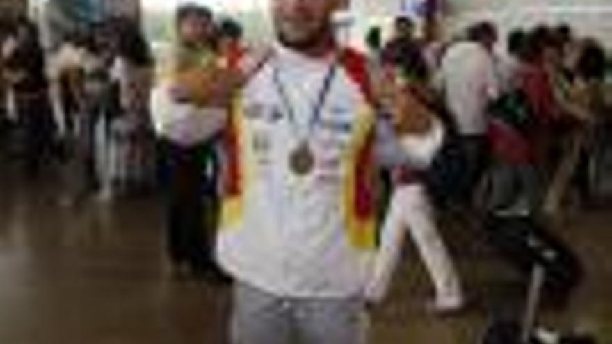 Jose Luis Bouza, con una de sus medallas mundialistas.