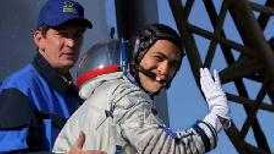 Foto de archivo. El primer astronauta malasio y de religión musulmana de la historia, Sheik Muszaphar (d), el ruso Yuri Malenchenko y la estadounidense Peggy Whitson (c) se despiden poco antes de subir a la nave rusa Soyuz TMA-11 en el cosmódromo de Baikonur, en Kazajistán, el pasado miércoles 10 de octubre.