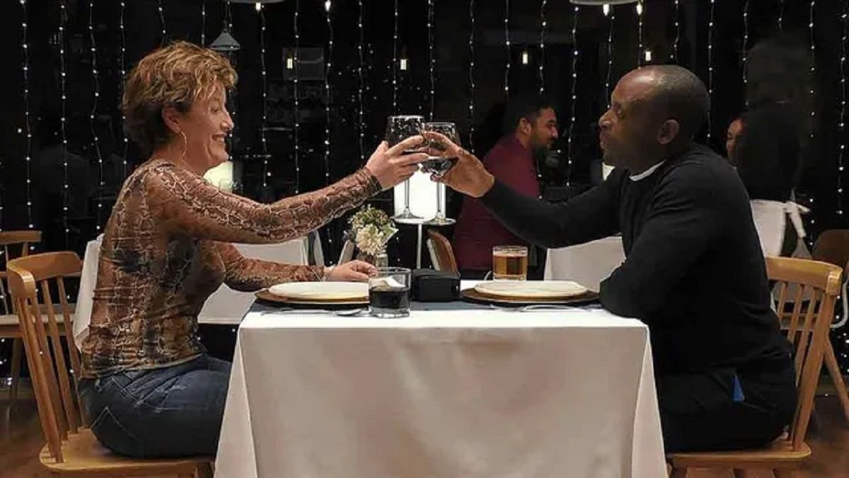 Un comensal de First Dates contesta así tras las dudas sobre su color de piel