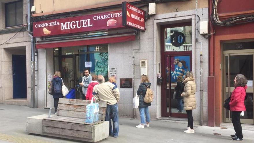 Colas en la calle en una carnicería de Orillamar para evitar aglomeraciones en su interior y guardando las medidas de distancia exigidas.