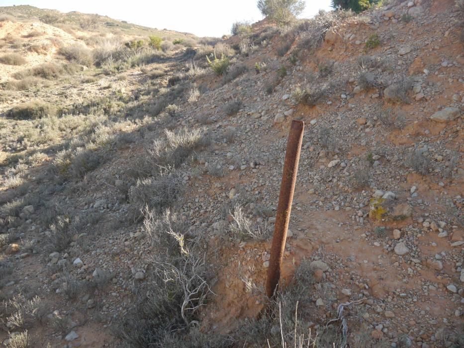 Hasta no hace mucho tiempo, los aficionados al ferrocarril encontraban reliquias del pasado, que han ido deteriorándose, como éste pie de señal